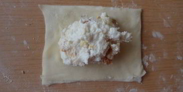 слойки с творогом, курагой и орехами