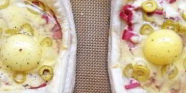 слойки с яйцом, ветчиной и сыром