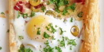 слойки с яйцом, ветчиной и сыром