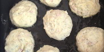 сырники с фетой, ветчиной и кинзой