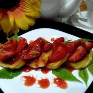 Рецепт Сырников с клубникой и клубничным сиропом