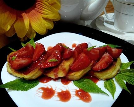Сырники с клубникой и клубничным сиропом