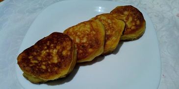 сырники с клубникой и клубничным сиропом