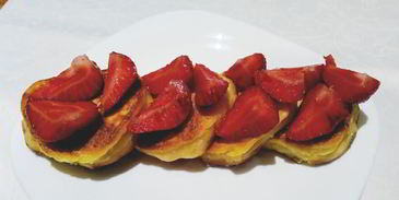 сырники с клубникой и клубничным сиропом