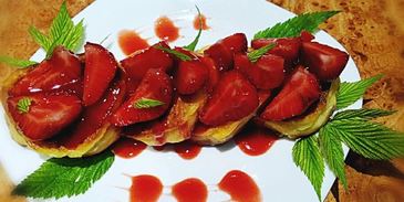 сырники с клубникой и клубничным сиропом