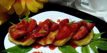 сырники с клубникой и клубничным сиропом