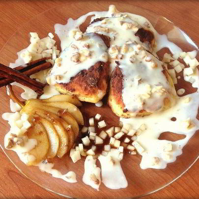 Сырники с начинкой из карамелизированой груши со сливочно-ореховым соусом