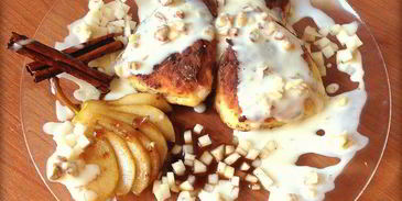 сырники с начинкой из карамелизированой груши со сливочно-ореховым соусом