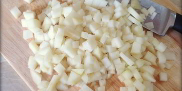 сырники с начинкой из карамелизированой груши со сливочно-ореховым соусом