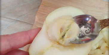 сырники с начинкой из карамелизированой груши со сливочно-ореховым соусом