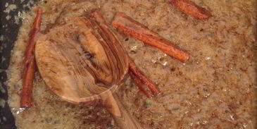 сырники с начинкой из карамелизированой груши со сливочно-ореховым соусом