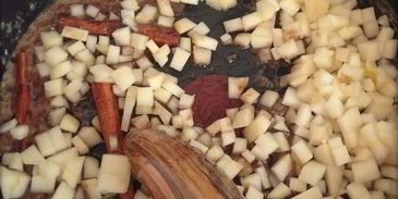 сырники с начинкой из карамелизированой груши со сливочно-ореховым соусом