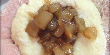 сырники с начинкой из карамелизированой груши со сливочно-ореховым соусом