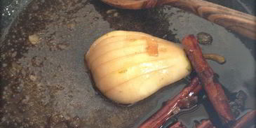 сырники с начинкой из карамелизированой груши со сливочно-ореховым соусом