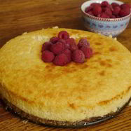 Рецепт Творожника с белым шоколадом и малиной