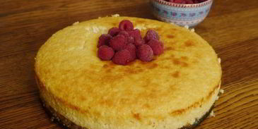 творожник с белым шоколадом и малиной