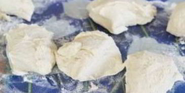 дрожжевое тесто на сковороде