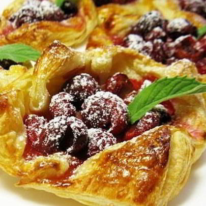 Слоеное тесто с вишней