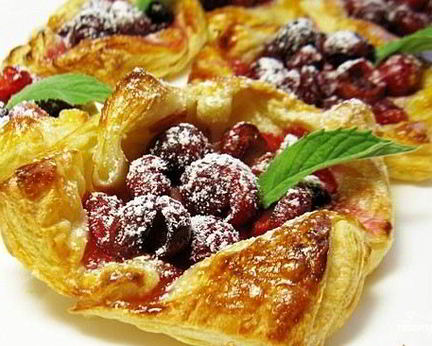 Слоеное тесто с вишней