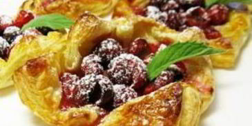 слоеное тесто с вишней