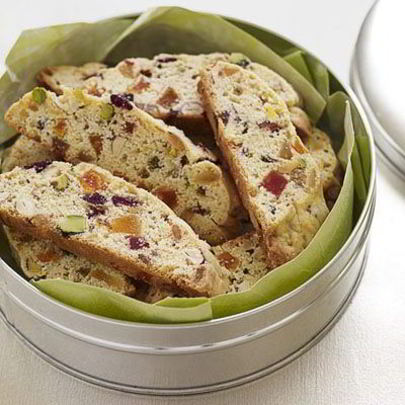 Бисквит с орехами и фруктами