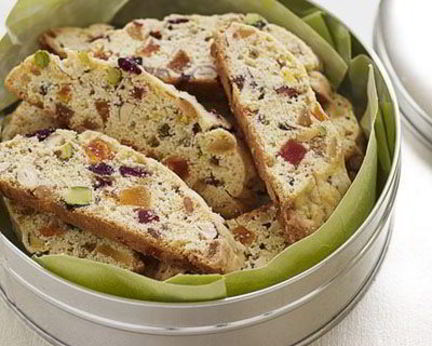 Бисквит с орехами и фруктами