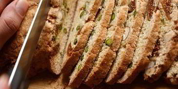 бисквит с орехами и фруктами