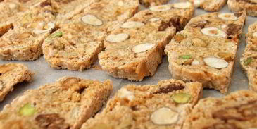 бисквит с орехами и фруктами