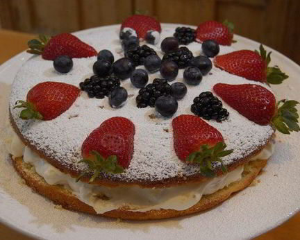 Бисквит с ягодами