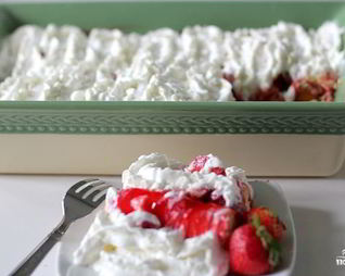 Клубничный торт без выпечки