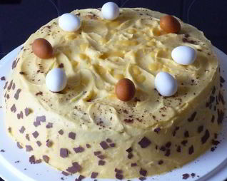 Пасхальный кремообразный шоколадный торт с яичным ликером