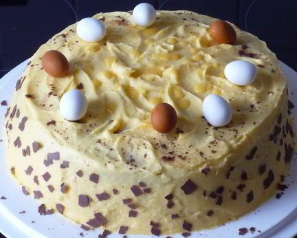Пасхальный кремообразный шоколадный торт с яичным ликером