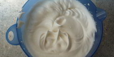 пасхальный кремообразный шоколадный торт с яичным ликером