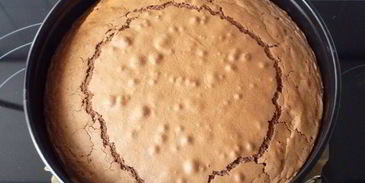 пасхальный кремообразный шоколадный торт с яичным ликером