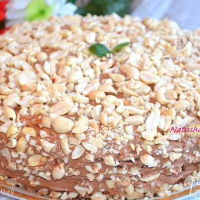 Шоколадный торт с орехами