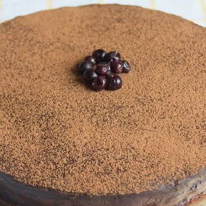 Шоколадный торт со смородиной