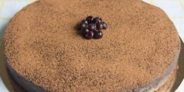 шоколадный торт со смородиной