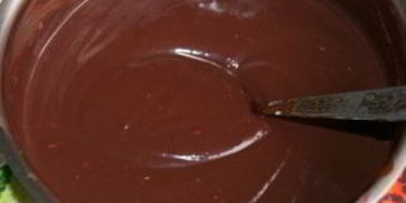 шоколадный торт со смородиной