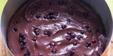 шоколадный торт со смородиной