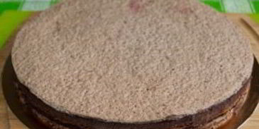 шоколадный торт со смородиной