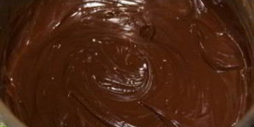 шоколадный торт со смородиной