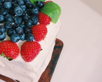 Шоколадный торт со свежими ягодами