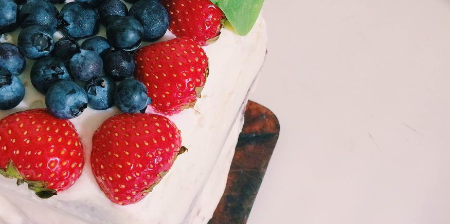 Рецепт шоколадного торта со свежими ягодами