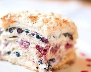 Слоеный торт со свежими ягодами и сливками