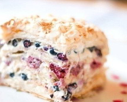 Слоеный торт со свежими ягодами и сливками