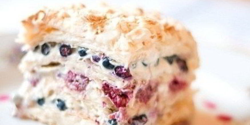 Рецепт слоеного торта со свежими ягодами и сливками