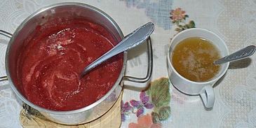 торт клубничный поцелуй