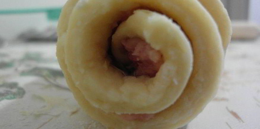 Рецепт творожных рулетиков-улиток с мясом