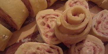 творожные рулетики-улитки с мясом