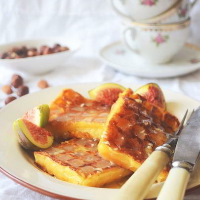 Бельгийские ореховые вафли с соусом из белого шоколада и инжиром